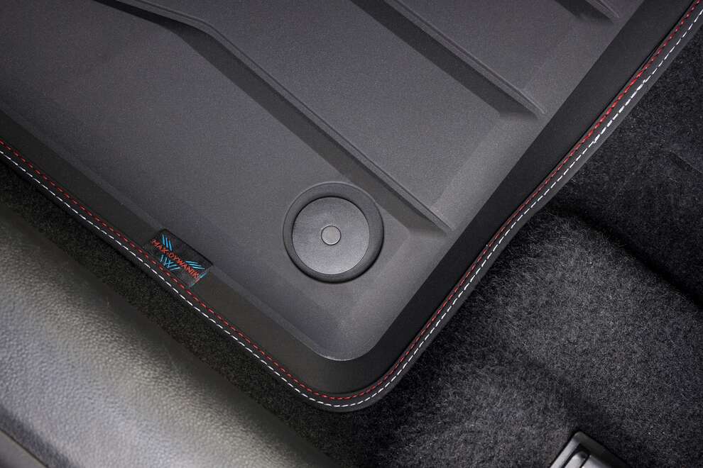 Seat Leon IV 2020- Dywaniki gumowe SPARTLine AP1101/3  - Nubuk czarny (nitka biało-czerwona)