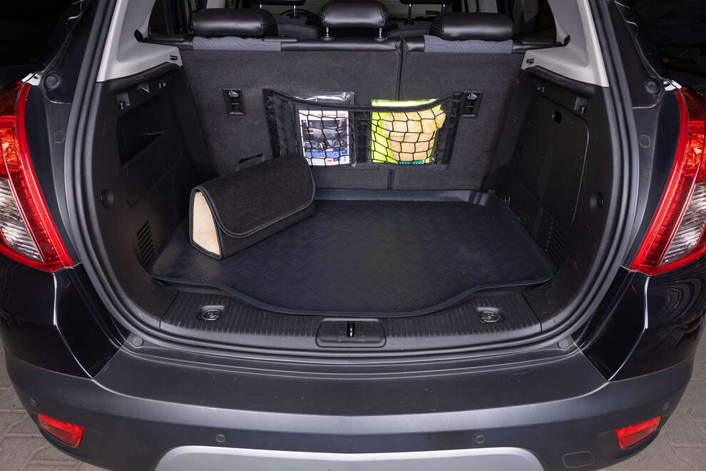 Kuferek samochodowy do bagażnika - MAX-DYWANIK (poziomy) – Czarny ( z beżowymi boczkami - taśma czarna)