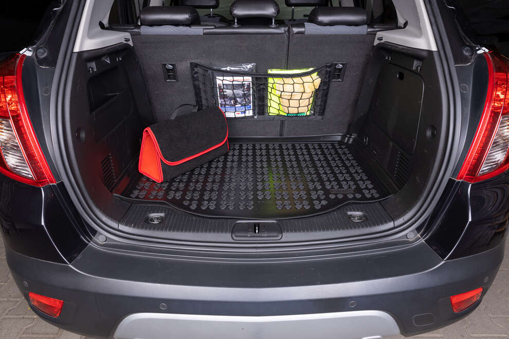 Kuferek samochodowy do bagażnika - MAX-DYWANIK (poziomy) – Czarny ( z czerwonymi boczkami)