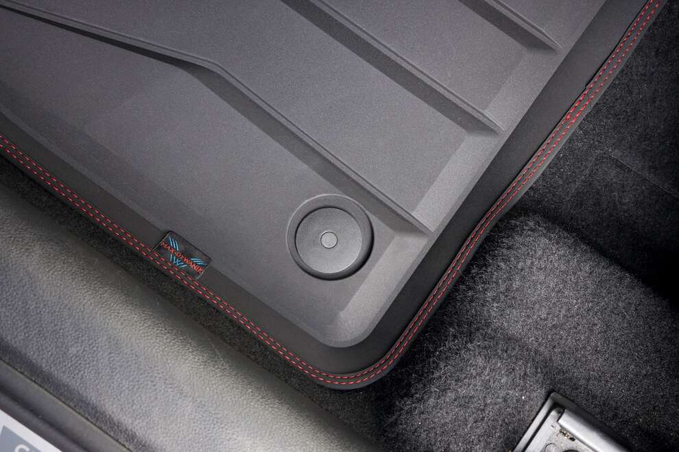 Volkswagen Golf Sportsvan 2014-2020 Dywaniki gumowe SPARTLine AP1102/2  - Nubuk czarny (nitka czerwono-czerwona)